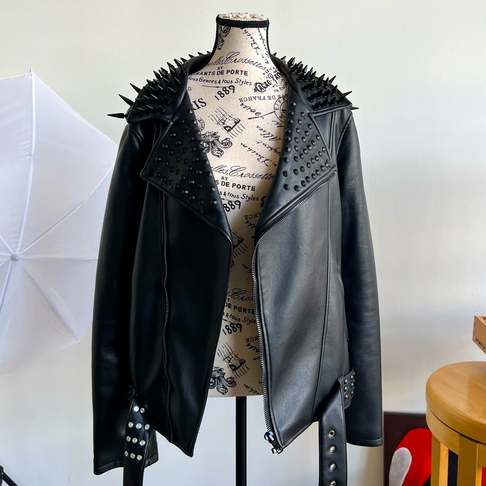 One of my fav leather jackets, it looks and feels expensive. A WHOLE statement!